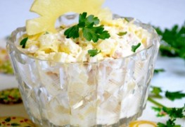 Салат "Оливье" с копченой курицей и ананасами